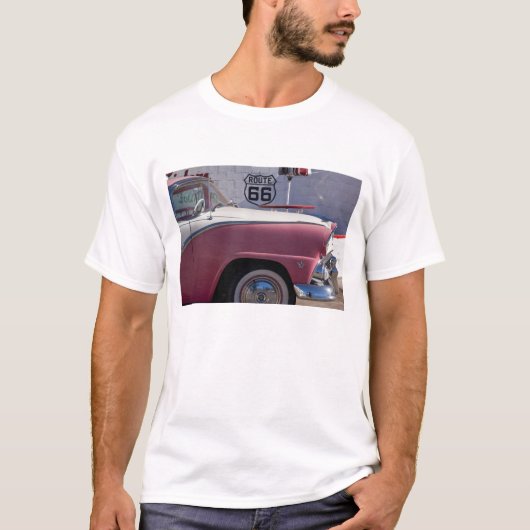 アメリカ、アリゾナ州、ウィリアムズ。ルート66の街、1950年代 Tシャツ (正面)