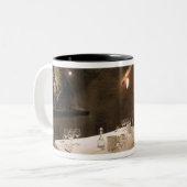 アメリカ、オレゴン、ダンディー。アーチェリーの食堂 ツートーンマグカップ (正面左)