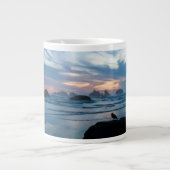 アメリカ、オレゴン、バンドンビーチ。岩上のカモメ ジャンボコーヒーマグカップ (正面)