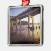 アメリカ、オレゴン、フィレンツェ。シウスロー橋と メタルオーナメント (左)