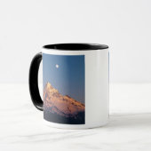 アメリカ、オレゴン、フード山夕焼けでアルペングローが作成される マグカップ (正面左)