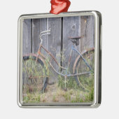 アメリカ、オレゴン、ベンド。老朽化した自転車 メタルオーナメント (左)
