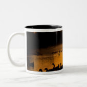 アメリカ、オレゴン、ポートランド。水鳥インコロンビア ツートーンマグカップ (左)