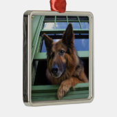 アメリカ、オレゴン、ポートランド。長い髪をグイッと結ぶ メタルオーナメント (右)