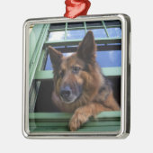 アメリカ、オレゴン、ポートランド。長い髪をグイッと結ぶ メタルオーナメント (左)