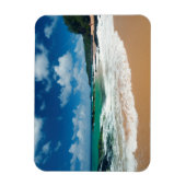 アメリカ、カウアイ、ハワイ。女が岩間を撫でる マグネット (縦)