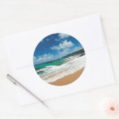 アメリカ、カウアイ、ハワイ。女が岩間を撫でる ラウンドシール (封筒)