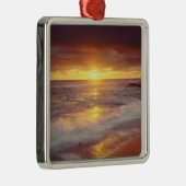 アメリカ、カリフォルニア、サンディエゴ。サンセットクリフスビーチ メタルオーナメント (右)
