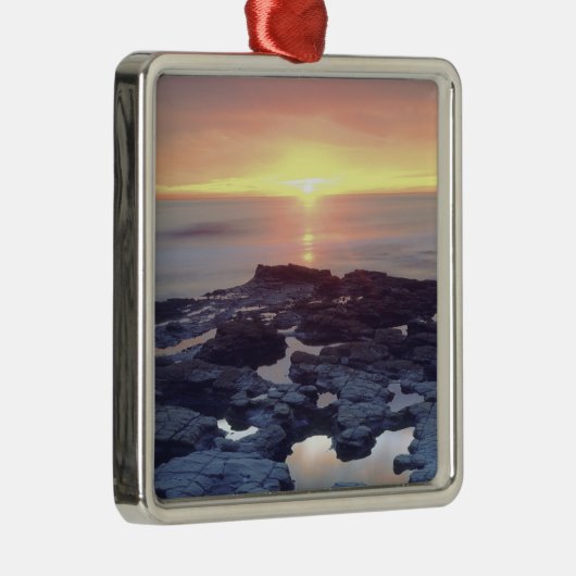 アメリカ、カリフォルニア、サンディエゴ。日没の崖の潮 メタルオーナメント (右)