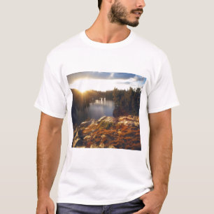 アメリカ、カリフォルニア、シエラネバダ山脈。日没 Tシャツ