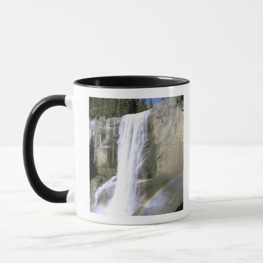 アメリカ、カリフォルニア、ヨセミテ国立公園。バーナル マグカップ (左)