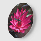 アメリカ、カンザス、明るい赤い水のリリー ラージ壁時計 (傾斜)