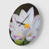 アメリカ、ジョージア、サバンナ、ルータス·フラワー·ブルーミング ラージ壁時計 (傾斜)