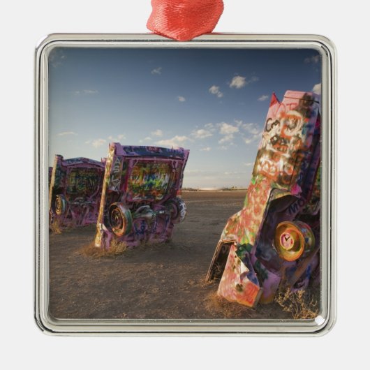 アメリカ、テキサス州、パンハンドルエリア、アマリロ：キャデラック2 メタルオーナメント (正面)