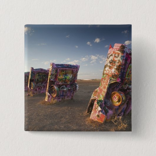 アメリカ、テキサス州、パンハンドルエリア、アマリロ：キャデラック2 缶バッジ (正面)