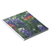 アメリカ、テキサス州・ヒル・カントリー。Bluebonnetsおよび ノートパッド (アングル)