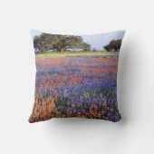 アメリカ、テキサス州、ラノ。BluebonnetsとRedbonnets クッション (裏面)