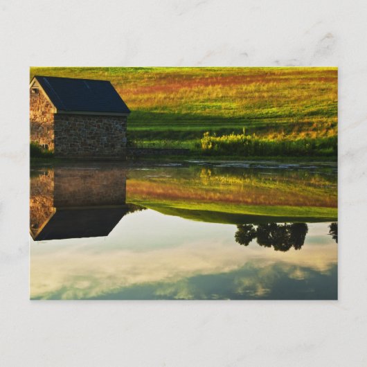 アメリカ、デラウェア、ウィルミントン。エッジ上の石造りの納屋 ポストカード (正面)