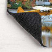 アメリカ、ニューイングランド、ニューハンプシャー。浮動飛行機 マウスパッド (コーナー)