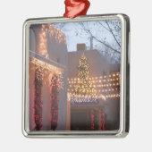 アメリカ、ニューメキシコ、サンタフェ：キャニオン・ロード・ギャラリー メタルオーナメント (左)