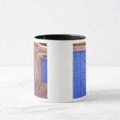 アメリカ、ニューメキシコ、サンタフェ。青いドアと マグカップ (中央)