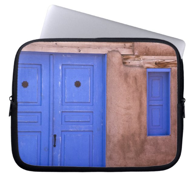 アメリカ、ニューメキシコ、サンタフェ。青いドアと ラップトップスリーブ (正面)