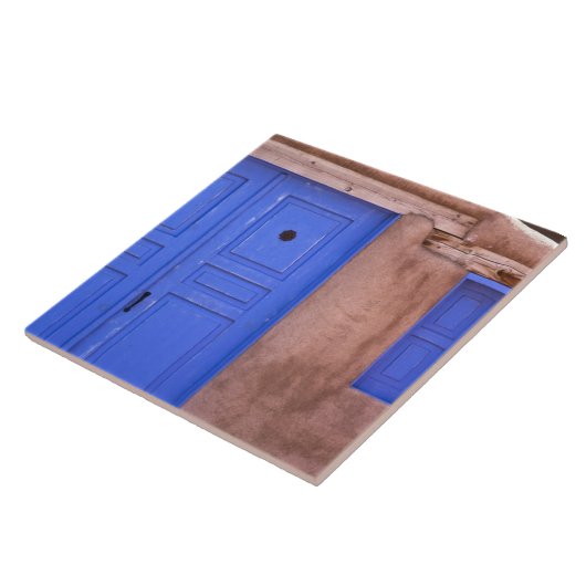 アメリカ、ニューメキシコ、サンタフェ。青いドアのビューと タイル (側面)