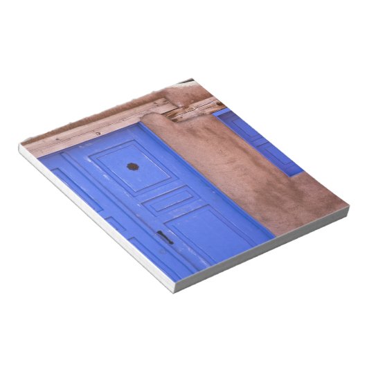 アメリカ、ニューメキシコ、サンタフェ。青いドアのビューと ノートパッド (アングル)