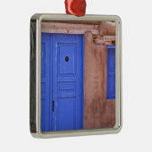 アメリカ、ニューメキシコ、サンタフェ。青いドアのビューと メタルオーナメント (右)