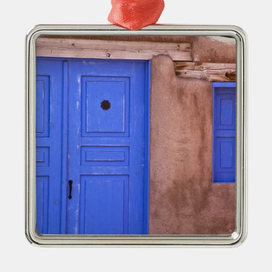 アメリカ、ニューメキシコ、サンタフェ。青いドアのビューと メタルオーナメント (正面)