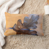 アメリカ、ニューメキシコ。川の中のオークの葉 ランバークッション (ブランケット)