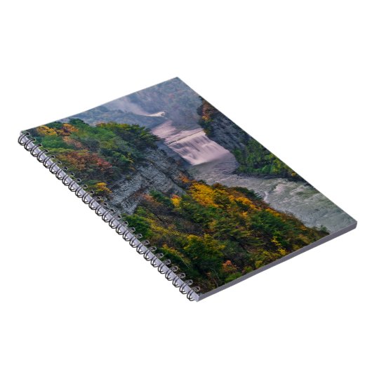 アメリカ、ニューヨーク、レッチワース州パーク。川と ノートブック (右側)