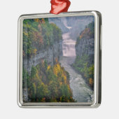 アメリカ、ニューヨーク、レッチワース州パーク。川と メタルオーナメント (左)