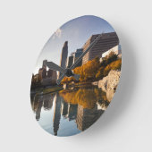 アメリカ、ネブラスカ、オマハ、ジーンリーヒーモール、スカイライン ラウンド壁時計 (傾斜)