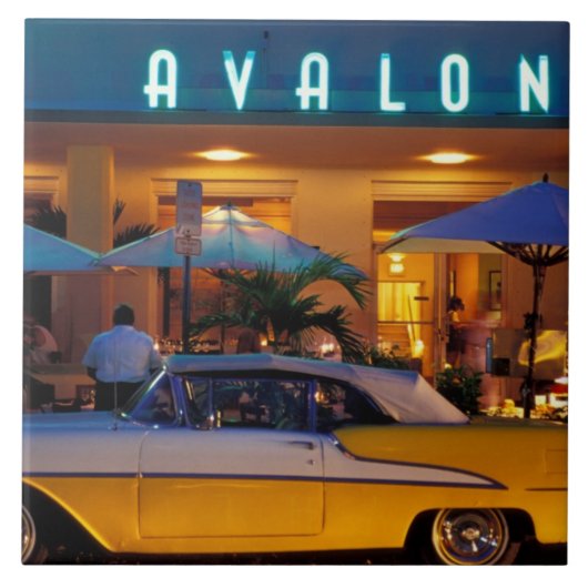 アメリカ、フロリダ、マイアミ、南ビーチの夜。 タイル (正面)