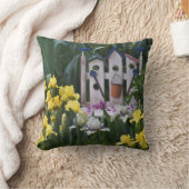 アメリカ、ペンシルバニア州。アイリスが生えのまわりにる クッション (ブランケット)