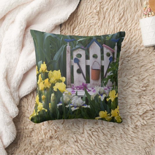 アメリカ、ペンシルバニア州。アイリスが生えのまわりにる クッション (ブランケット)