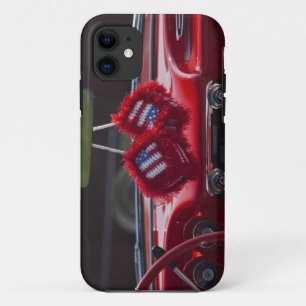 アメリカ、マサチューセッツ州、グロスター。ファジーダイスと iPhone 11 ケース