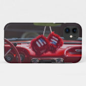 アメリカ、マサチューセッツ州、グロスター。ファジーダイスと Case-Mate iPhoneケース (裏面(横))