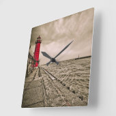 アメリカ、ミシガン、グランドヘブンライトハウス スクエア壁時計 (傾斜)