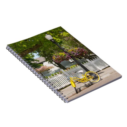 アメリカ、ミシガン、マッキナック島。イエローバイク ノートブック (右側)