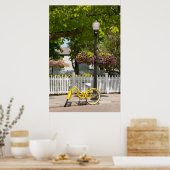 アメリカ、ミシガン、マッキナック島。イエローバイク ポスター (キッチン)