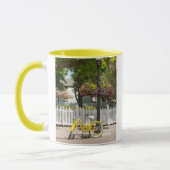 アメリカ、ミシガン、マッキナック島。イエローバイク マグカップ (左)