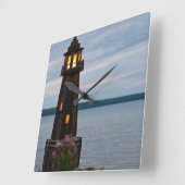 アメリカ、ミシガン。ヤード装飾灯台 スクエア壁時計 (傾斜)