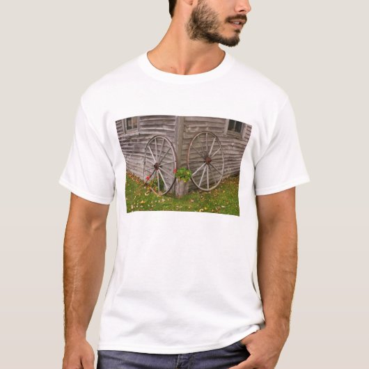 アメリカ、メイン州。荷車の車輪 Tシャツ (正面)