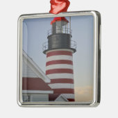 アメリカ、メイン、ルベック。ウェストクォディヘッドライトハウス メタルオーナメント (左)