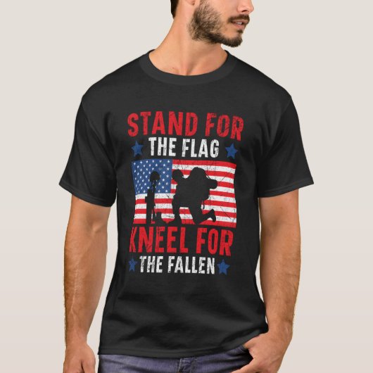 アメリカ・メモリの国旗の落ちた膝立ち Tシャツ (正面)