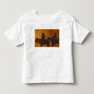 アメリカ、モンタナ州、ボールダー川のカウボーイが馬に乗っている トドラーTシャツ