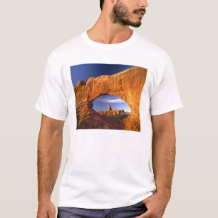 アメリカ ユタ州 アーチーズ国立公園 タレットアーチ Tシャツ