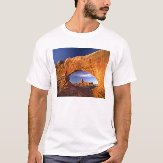 アメリカ ユタ州 アーチーズ国立公園 タレットアーチ Tシャツ (正面)